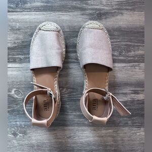 Ana Corina Women’s Size 8.5 Beige Tan close toed with crochet/rope accent sandal